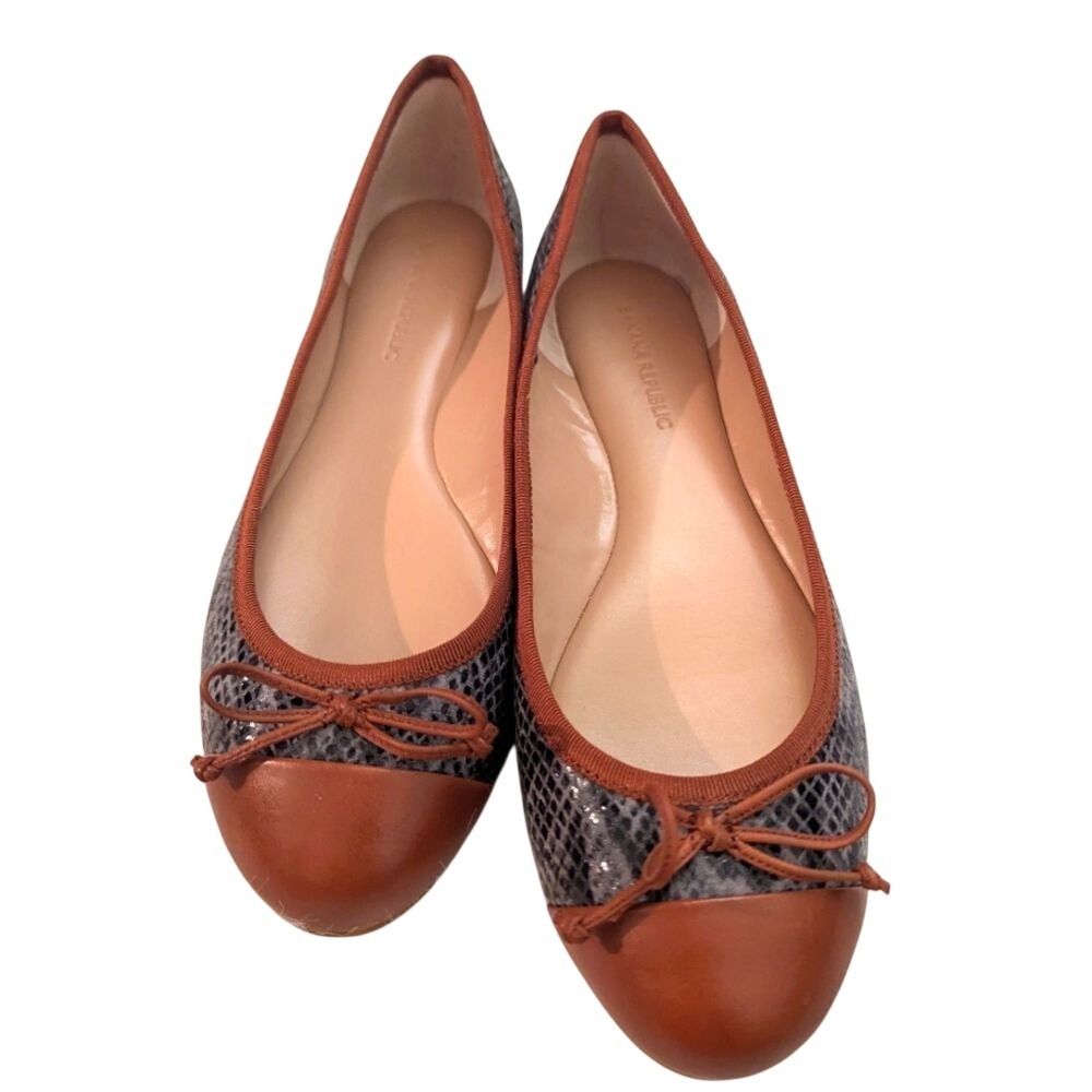 Women's Banana Republic Ballet Flats size 8 bow snake skin